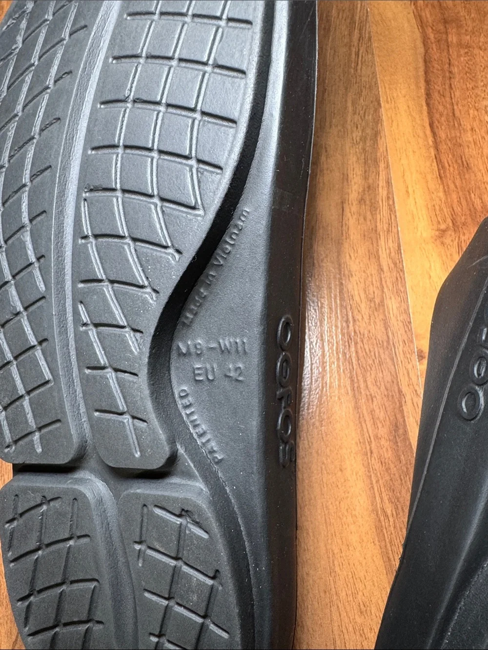 OOFOS Black Slide Sandals M 9 W11